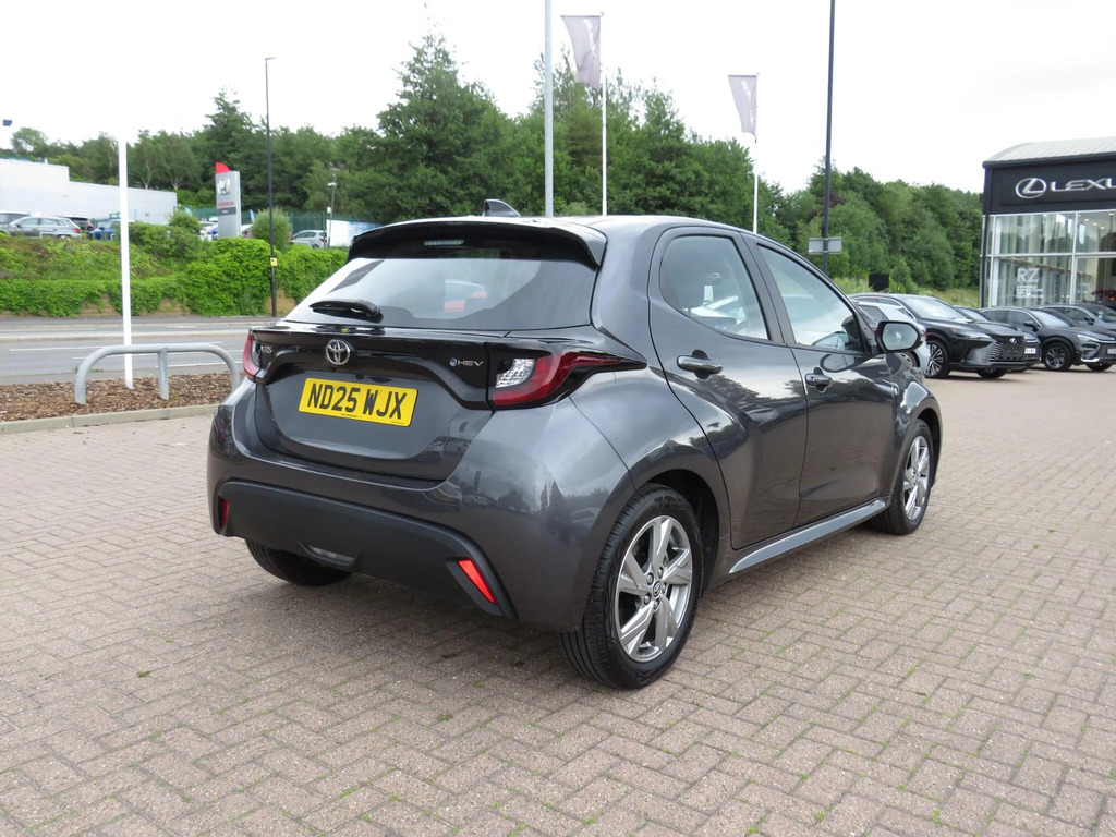 Toyota Yaris 1.5 Hybrid Icon Cvt  #3