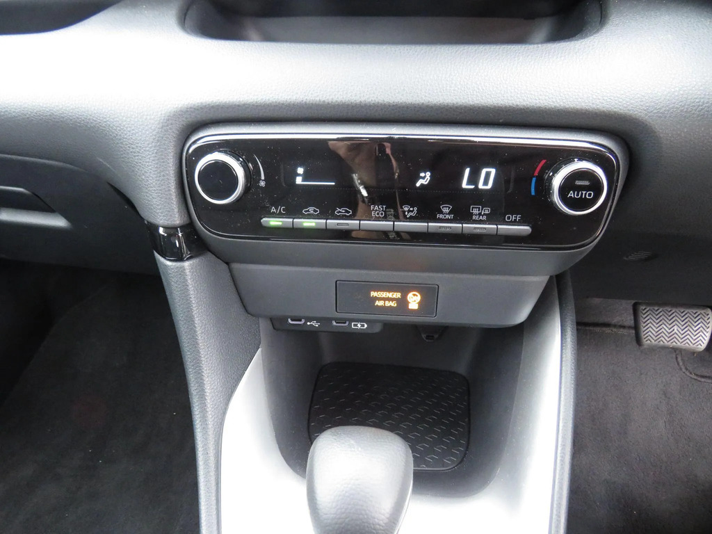 Toyota Yaris Icon White #20