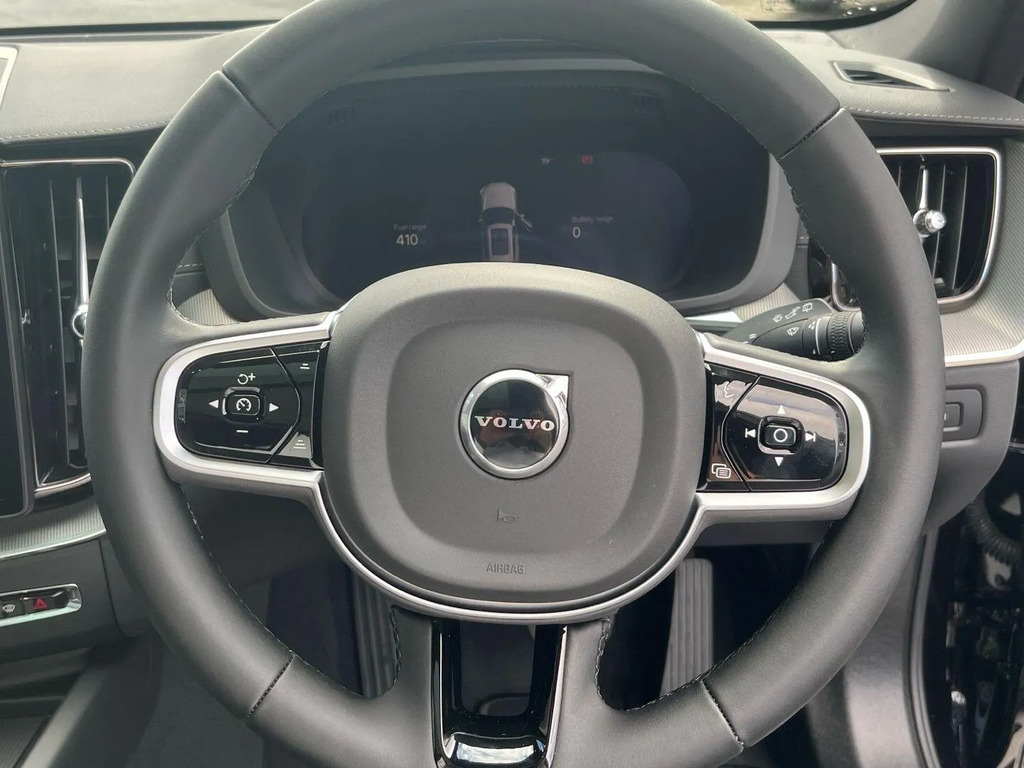 Volvo XC60 Plus Pro Black Edition Black #10