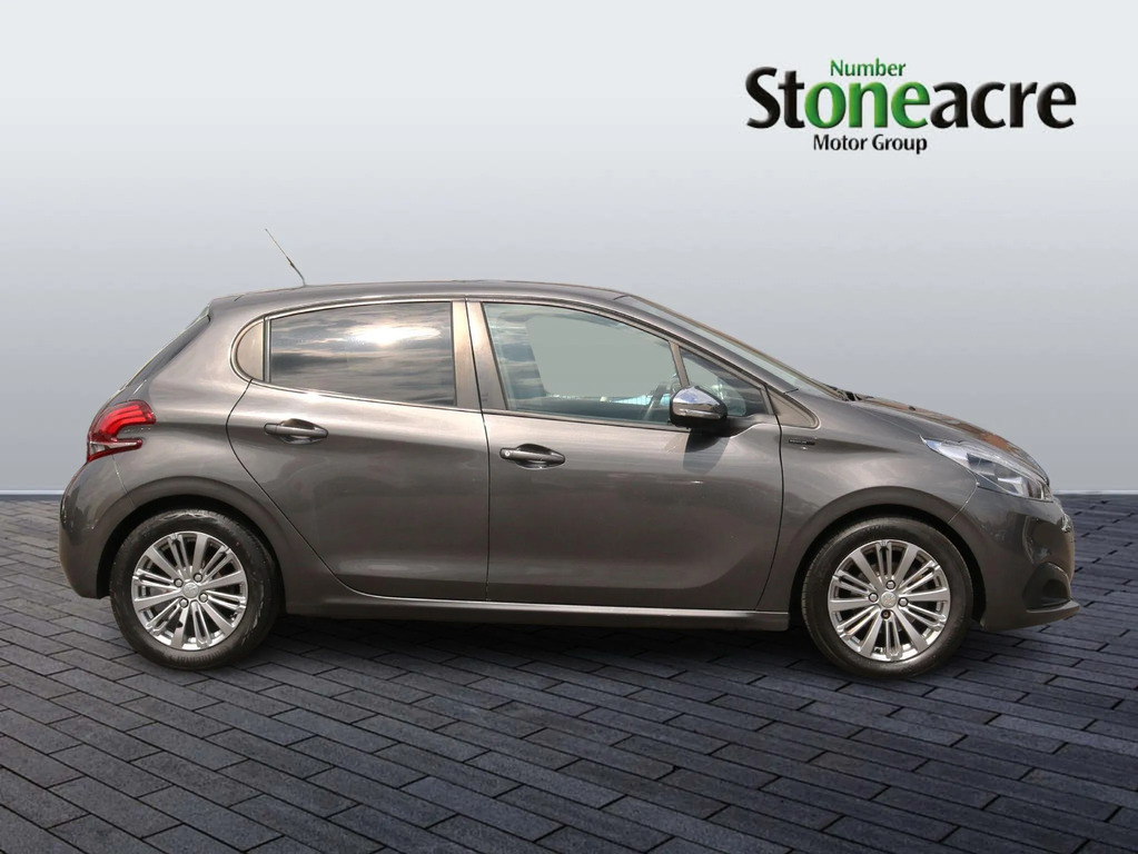 Peugeot 208 1.2 Puretech Signature Hatchback #2