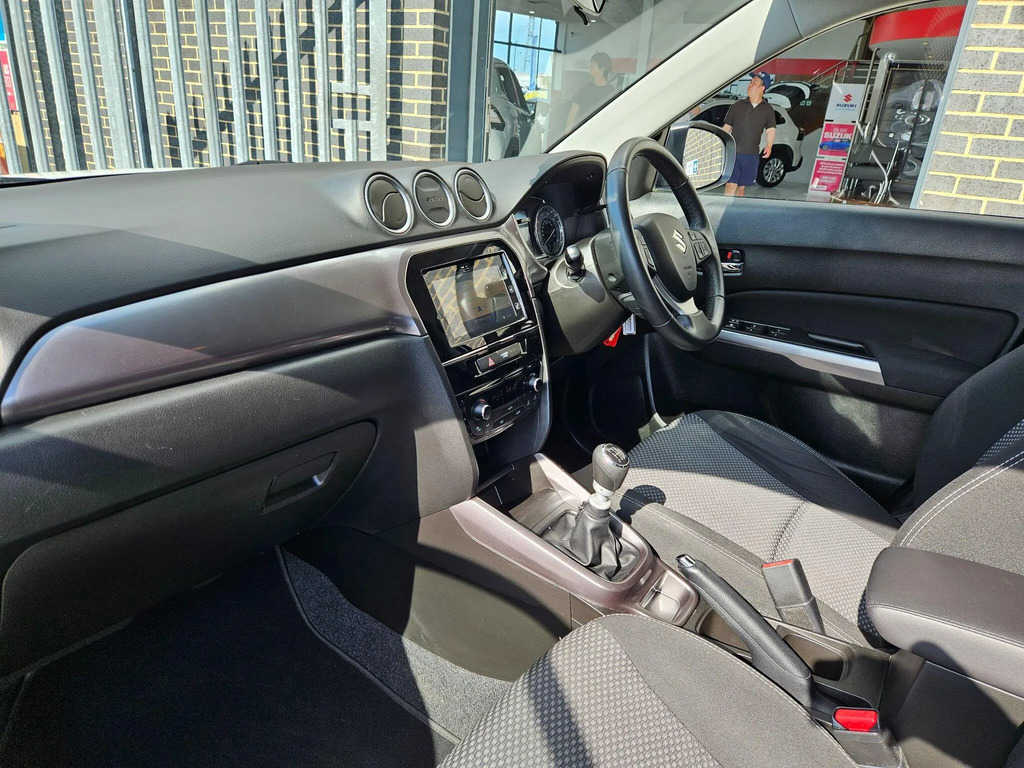 Suzuki Vitara Petrol White #13