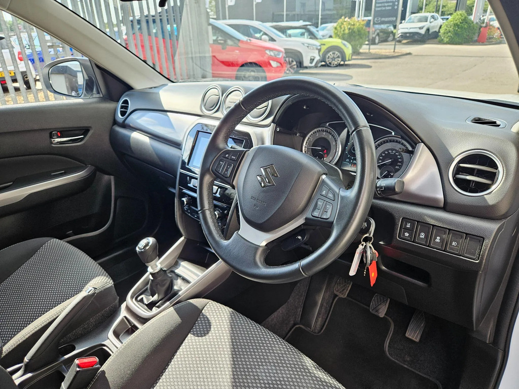 Suzuki Vitara Petrol White #11
