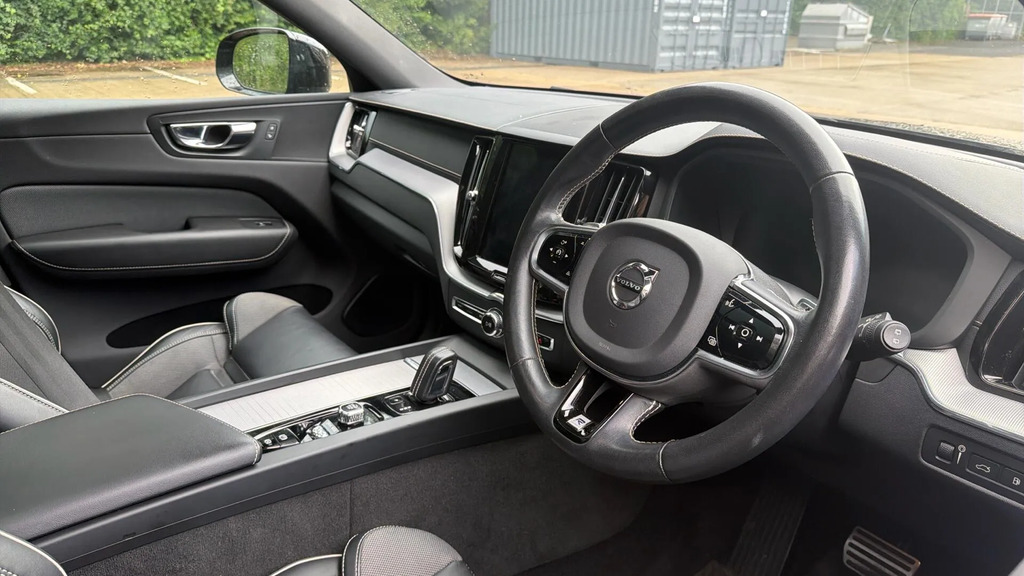 Volvo XC60 2.0 T8 390 Hybrid R Design Pro Awd G Tronic  #4