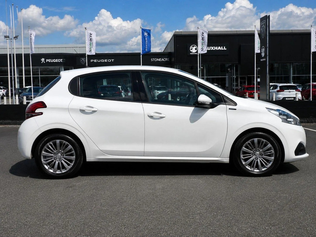 Peugeot 208 1.2 Puretech Signature Hatchback  #2