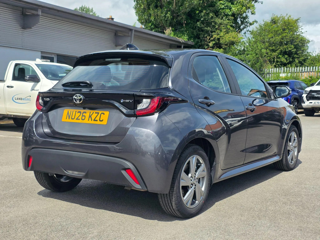 Toyota Yaris 1.5 Hybrid Icon Cvt  #2