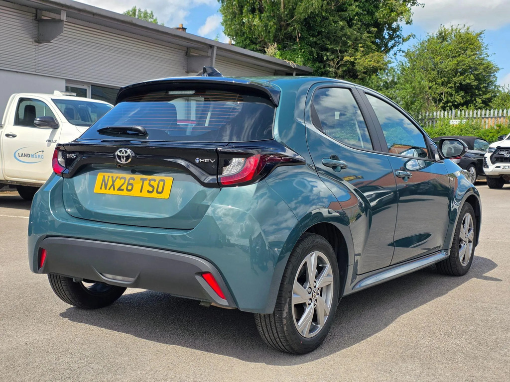 Toyota Yaris 1.5 Hybrid Icon Cvt  #2