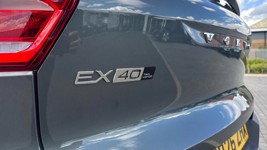 Volvo EX40 Volvo Ex40 Estate 185Kw Ext Range Ultra Black Edit Blue #34
