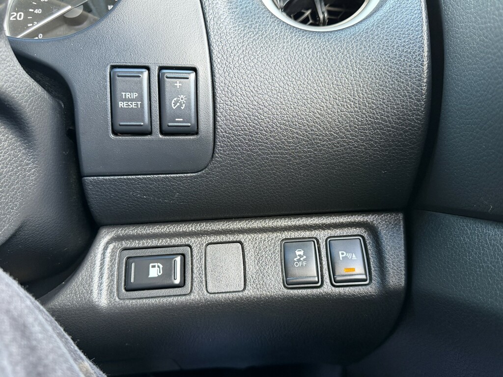 Nissan Navara  White #35