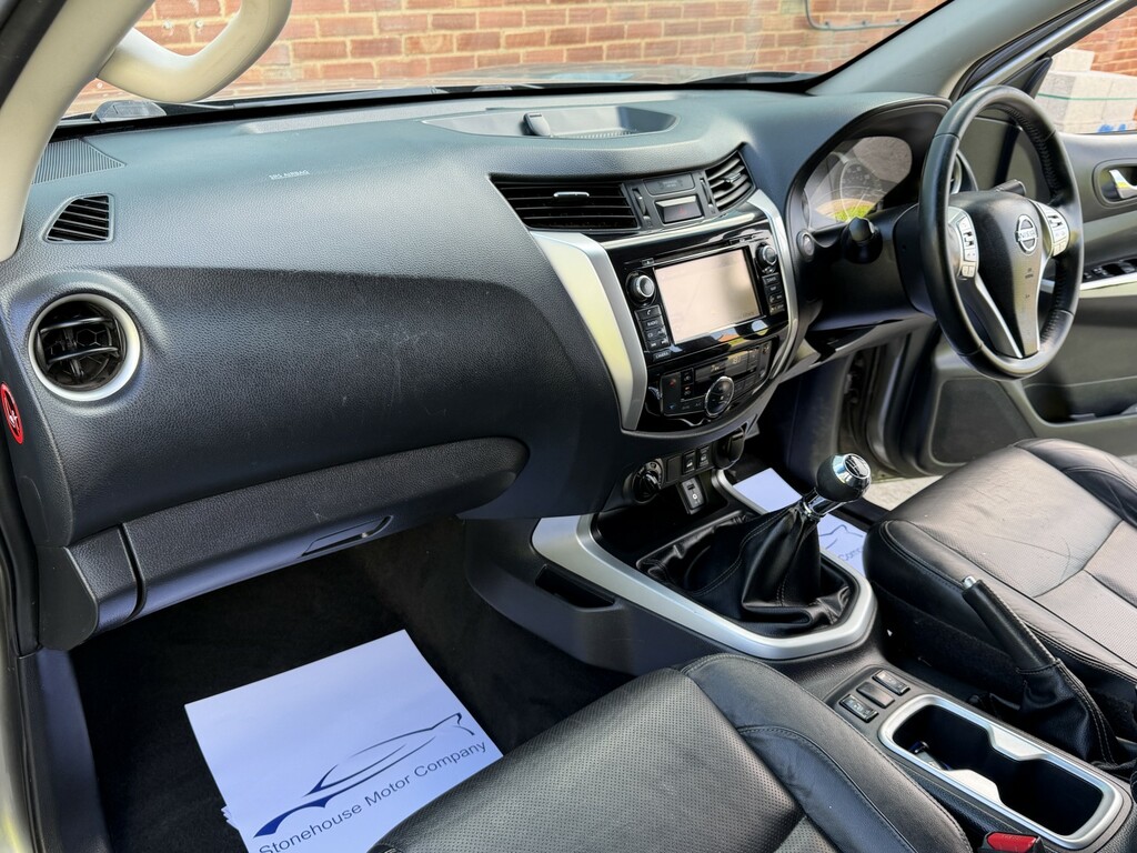 Nissan Navara  White #26