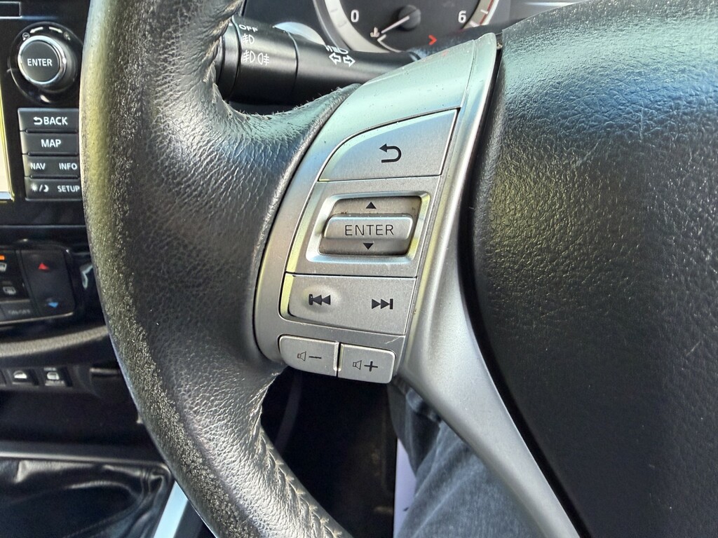 Nissan Navara  White #33
