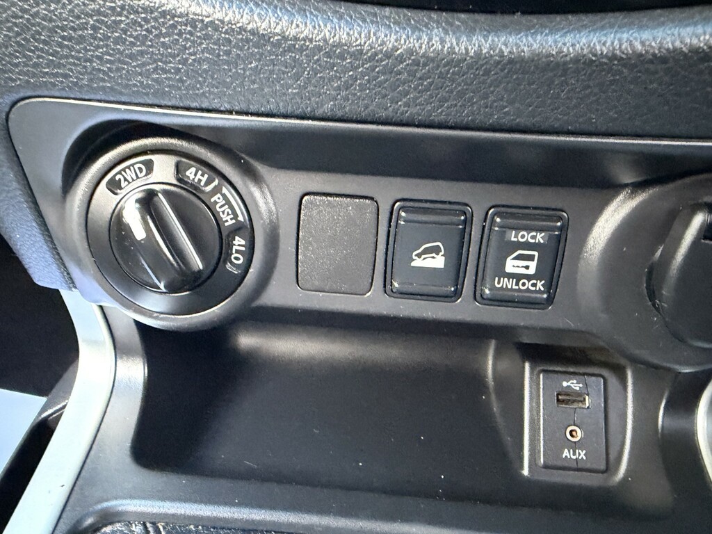 Nissan Navara  White #29