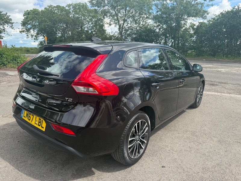 Volvo V40 T2 Momentum Black #4