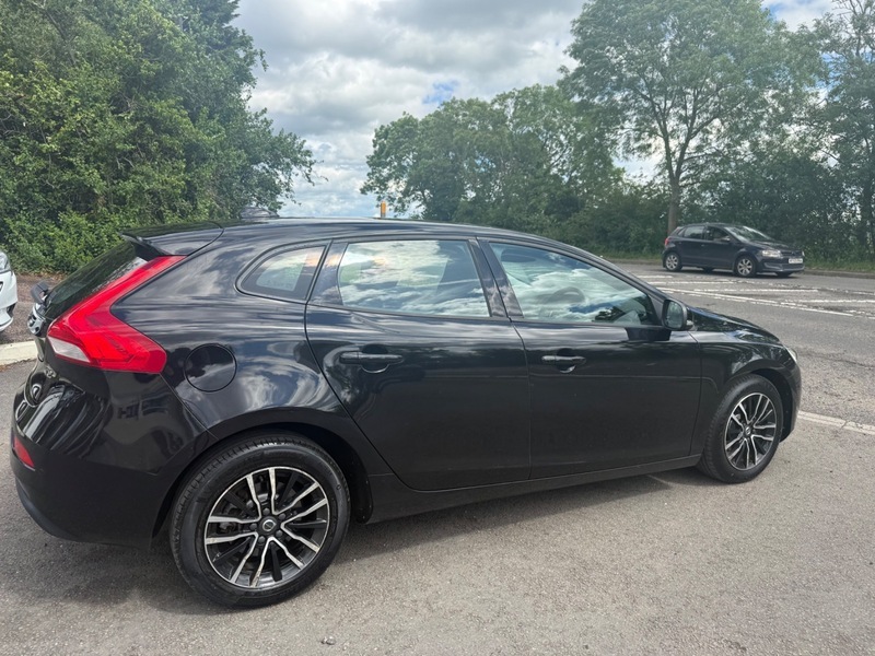 Volvo V40 T2 Momentum Black #6