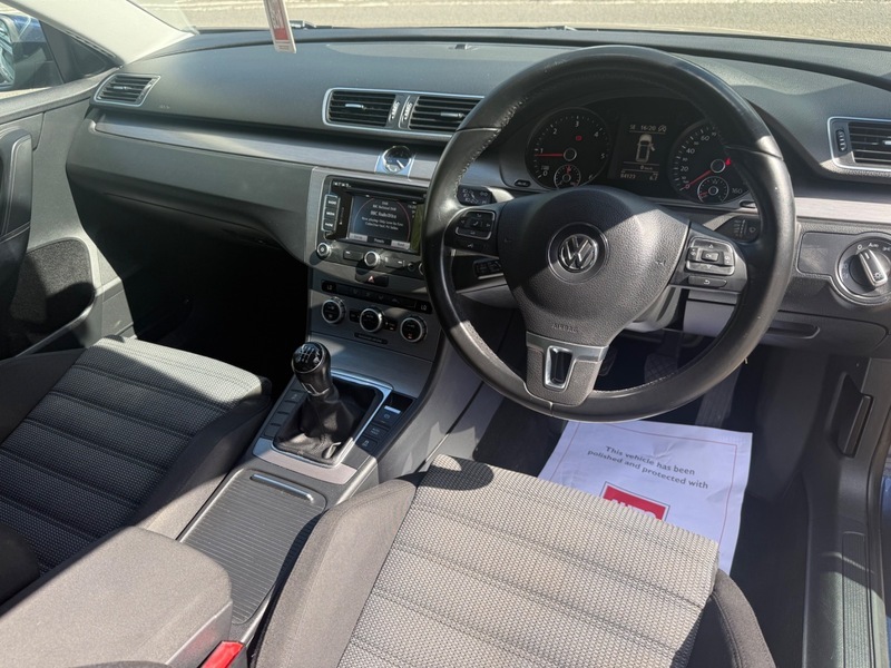 Volkswagen Passat Black #16