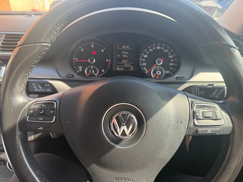 Volkswagen Passat Black #24
