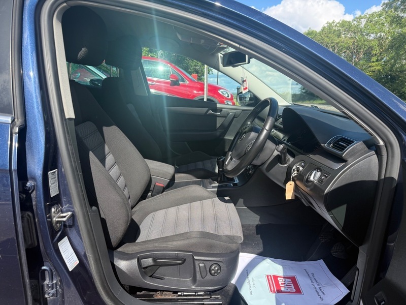 Volkswagen Passat Black #20