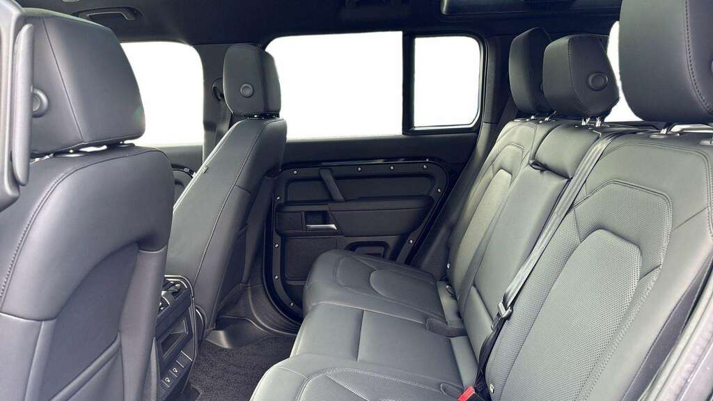 Land Rover Defender 110 3.0 D250 X-dynamic Se 110 2025 GN75TKE Black #4