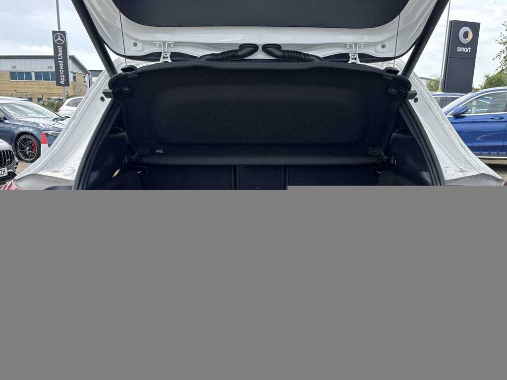 Mercedes-Benz GLA Class 250E Amg Line Executive 2025 EK75OUA White #5