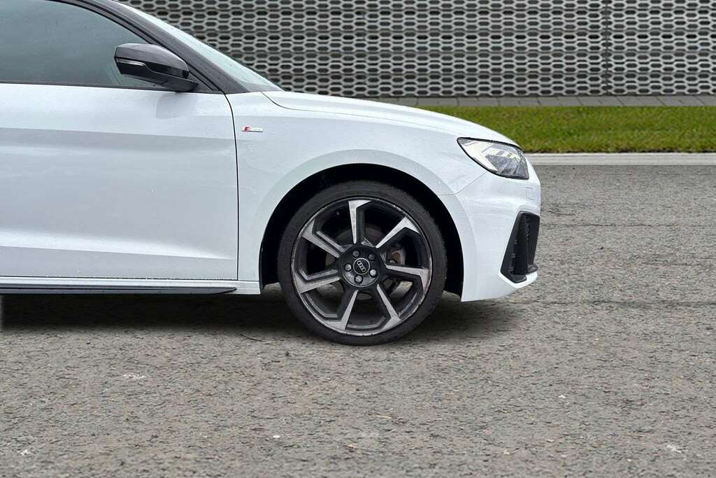 Audi A1 35 Tfsi Black Edition S Tronic 2023 BJ73AXF White #5