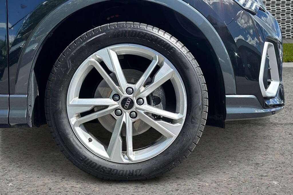 Audi Q3 35 Tfsi S Line S Tronic Leather 2024 Black #4