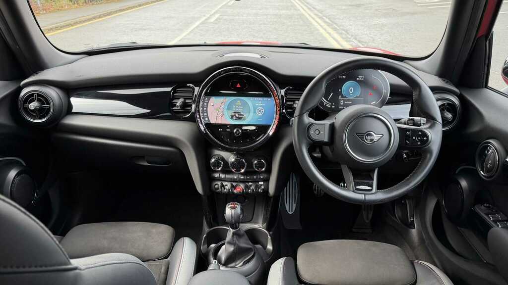 Mini Hatch 1.5 Cooper Sport 2022 FD22XWG Red #2