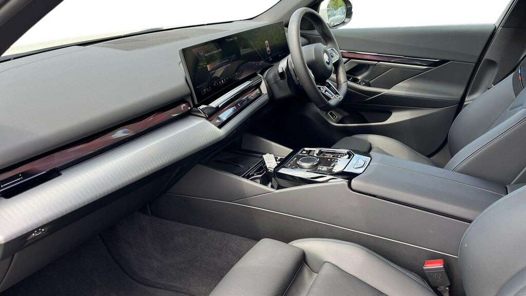 BMW 5 Series 520I M Sport 2025 White #6