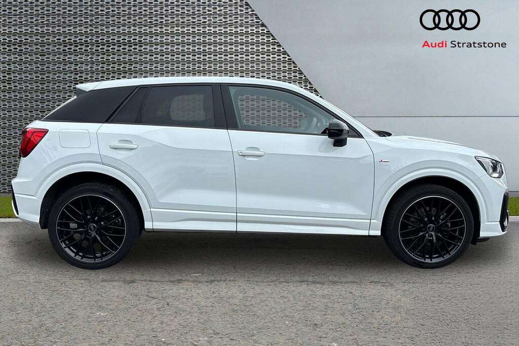 Audi Q2 30 Tfsi 116 Black Edition 2025 VK75UYN White #4