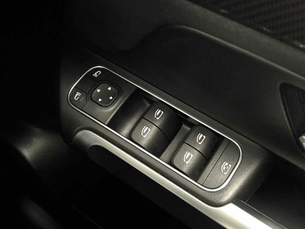 Mercedes-Benz GLB Class White #26