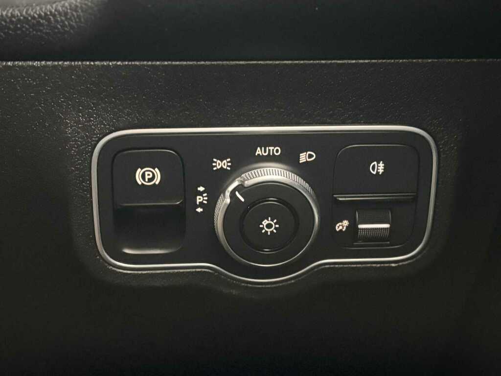 Mercedes-Benz GLB Class White #25