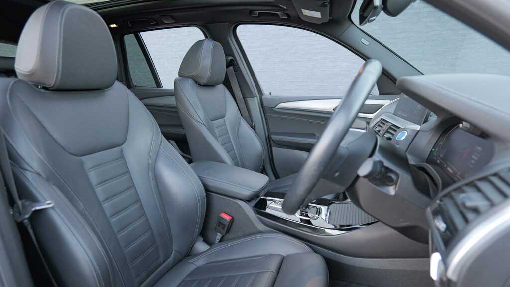 BMW iX3 80Kwh Premier Edition Black #10