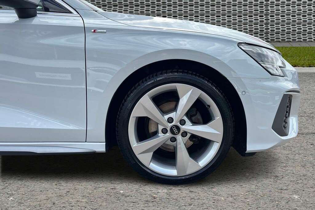 Audi A3 35 Tfsi S Line S Tronic Comfortsound 2022 KR72HLX White #4
