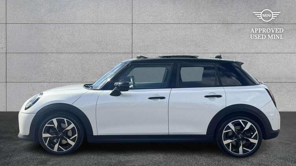 Mini Hatch 1.5 C Exclusive 2024 YE74LYR White #3