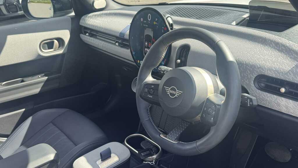 Mini Hatch 1.5 C Exclusive 2024 YE74LYR White #6