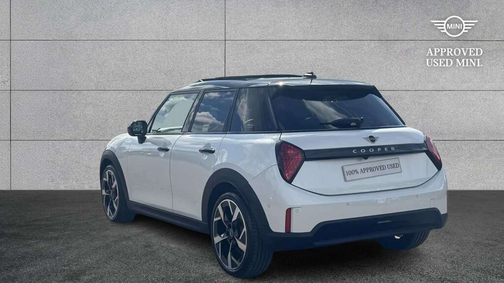Mini Hatch 1.5 C Exclusive 2024 YE74LYR White #2
