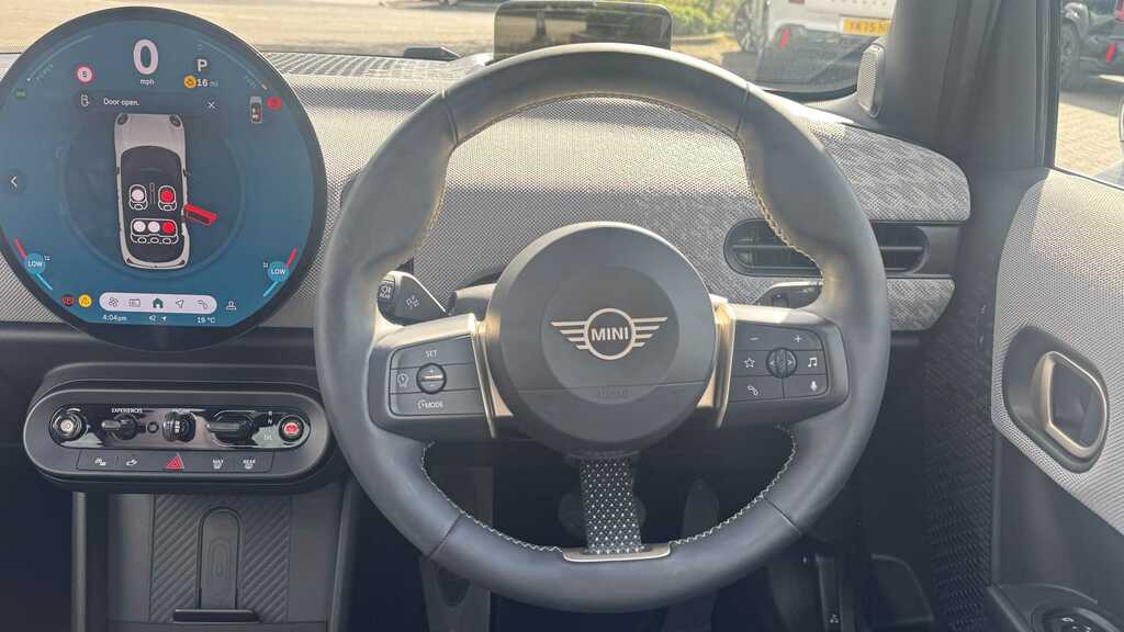 Mini Hatch 1.5 C Exclusive 2024 YE74LYR White #5