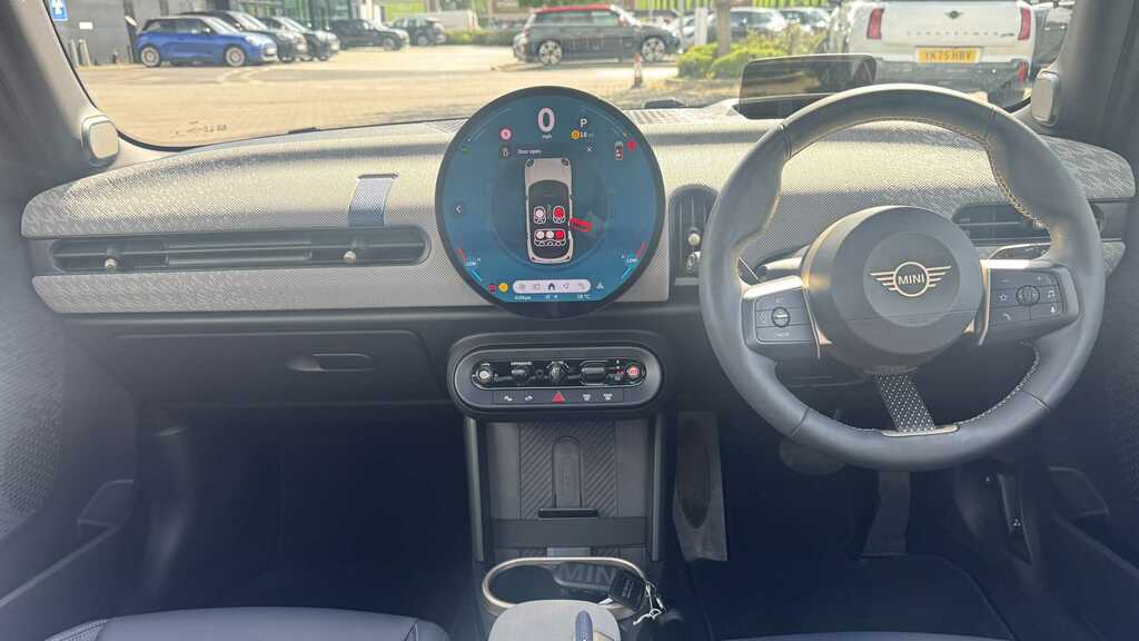 Mini Hatch 1.5 C Exclusive 2024 YE74LYR White #4