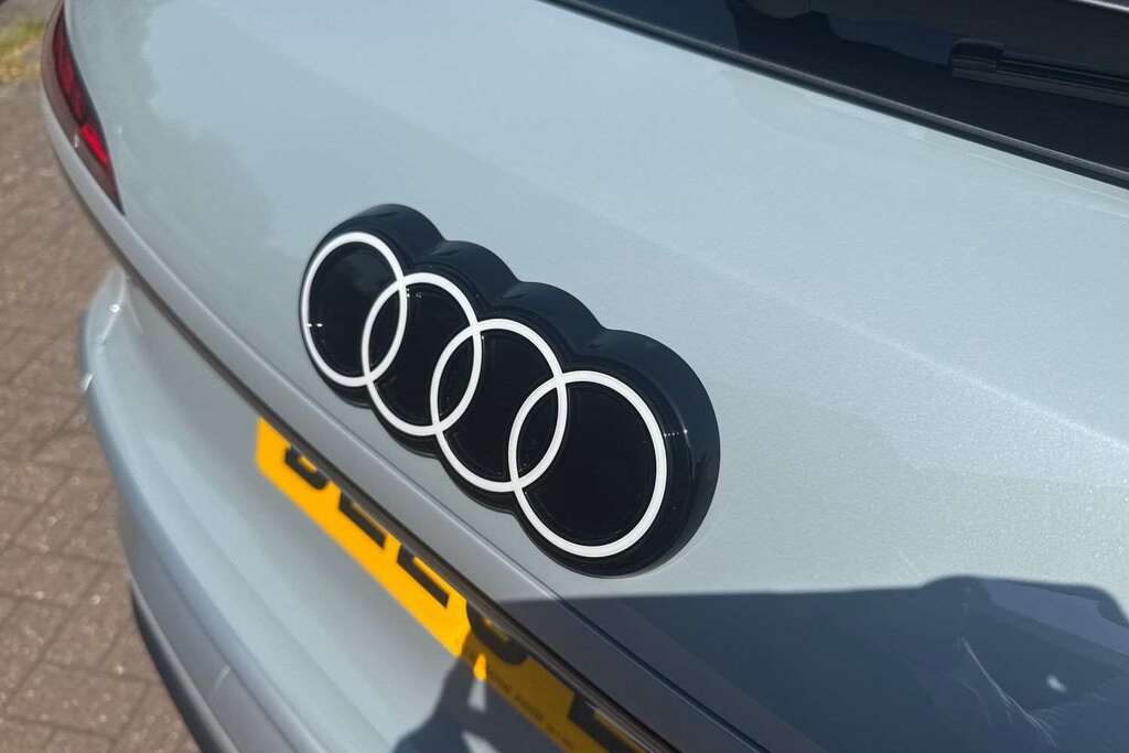 Audi Q3 Launch Edition Plus E-hybrid 272 Ps S Tronic Black #27
