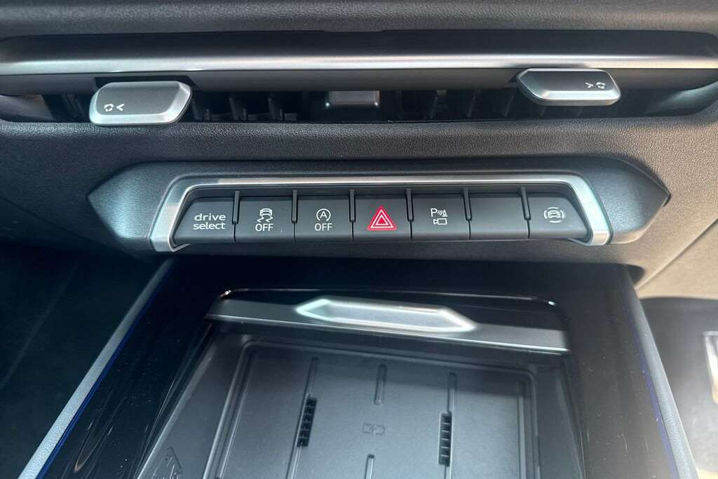 Audi Q3 Launch Edition Plus E-hybrid 272 Ps S Tronic Black #20