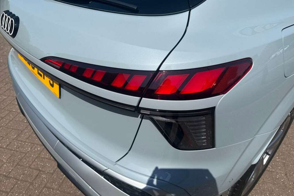 Audi Q3 Launch Edition Plus E-hybrid 272 Ps S Tronic Black #24