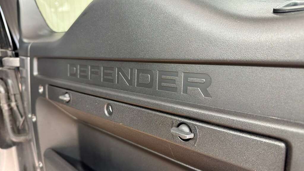 Land Rover Defender 90 D250 Hard Top Hse White #25