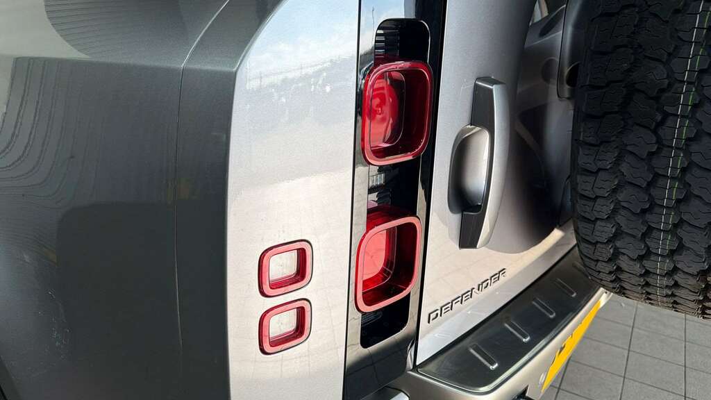 Land Rover Defender 90 D250 Hard Top Hse White #17