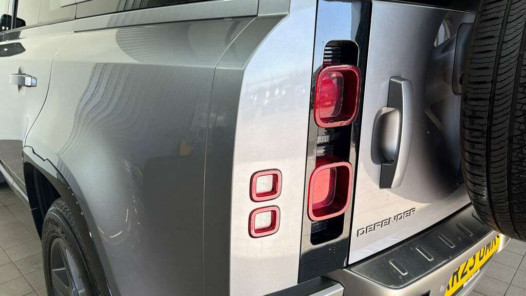 Land Rover Defender 110 Se Black #19