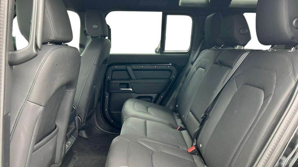 Land Rover Defender 110 3.0 D250 X-dynamic Se 110 2025 Black #4