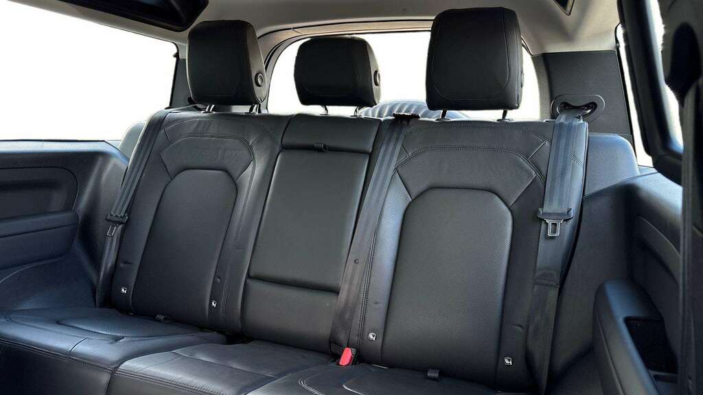 Land Rover Defender 90 3.0 D250 Hse 90 2023 Silver #3