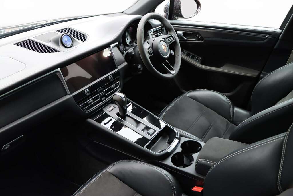Porsche Macan Gts S-a 2023 RX73YSL Purple #2