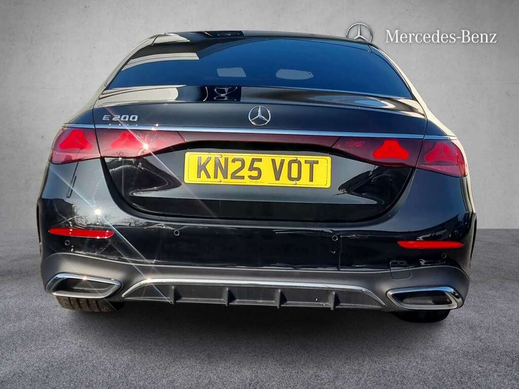 Mercedes-Benz E Class E200 Amg Line Premium 9G-tronic 2025 Black #3