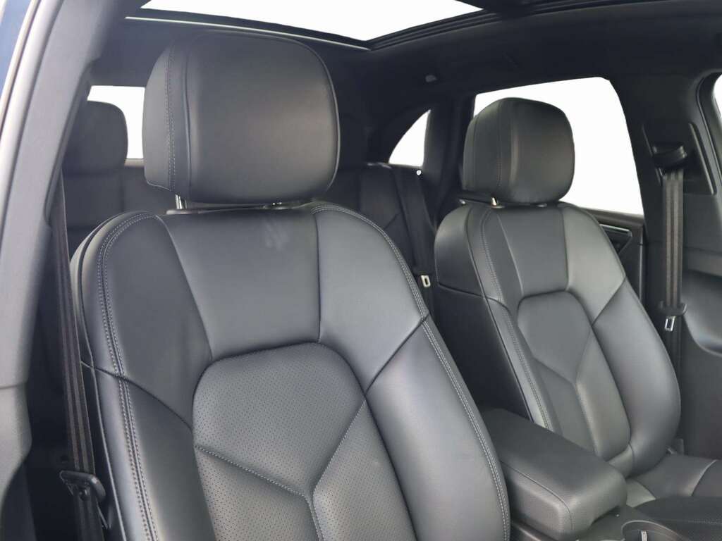 Porsche Macan Electric Black #15
