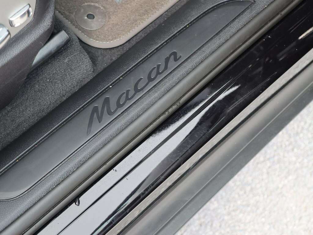 Porsche Macan Electric Black #20