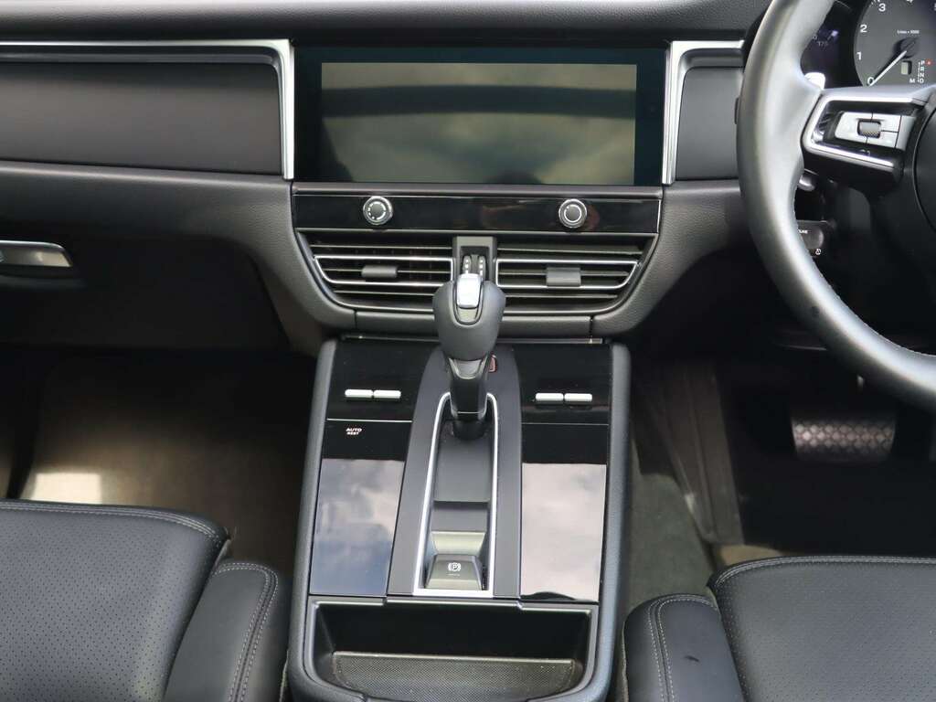 Porsche Macan Electric Black #28