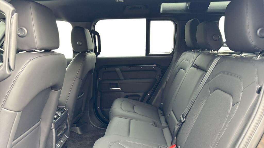 Land Rover Defender 110 3.0 D250 X-dynamic Se 110 2025 Black #4